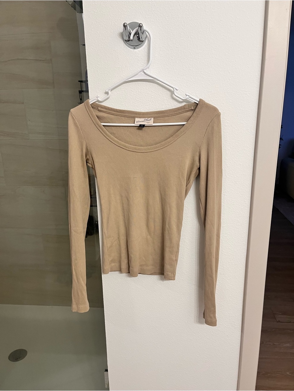 Universal Thread Women's Long Sleeve Scoop Neck Top - Tan